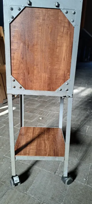 Mesa auxiliar vintage madera y metal con ruedas.