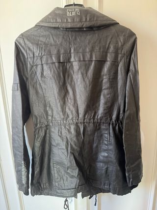 Chaqueta negra estilo militar impermeable