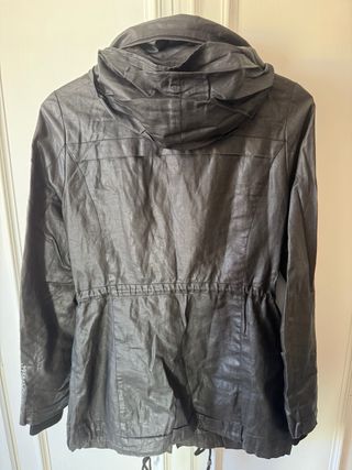 Chaqueta negra estilo militar impermeable