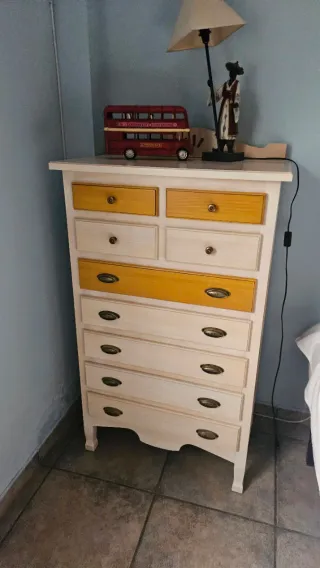 Cómoda de madera blanca y amarilla