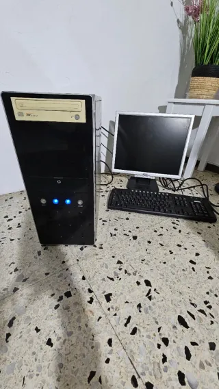 PC, monitor y teclado para piezas