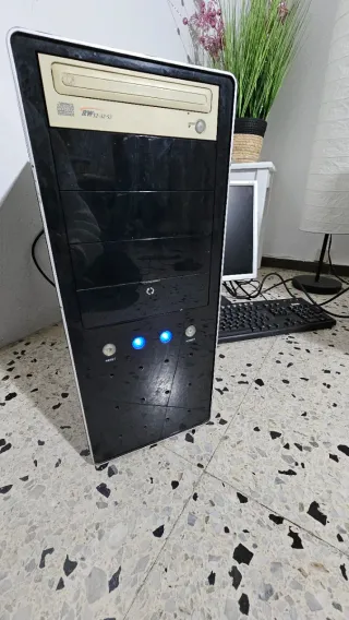 PC, monitor y teclado para piezas
