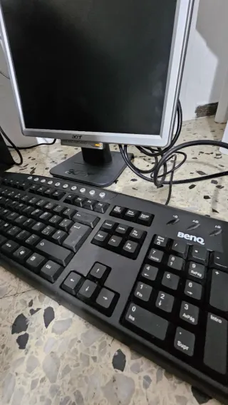 PC, monitor y teclado para piezas