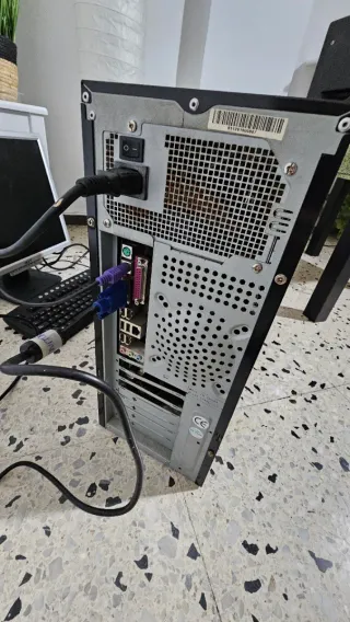 PC, monitor y teclado para piezas