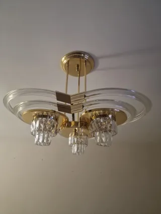 Lámpara de salón dorada y cristal .