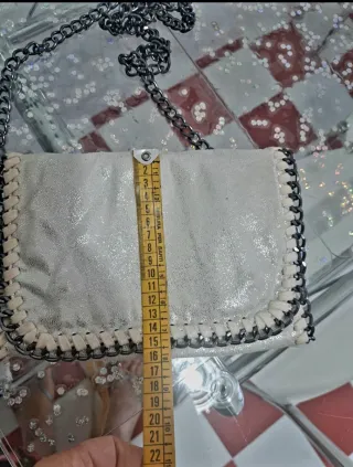 Borsetta bianca madreperlata con catena