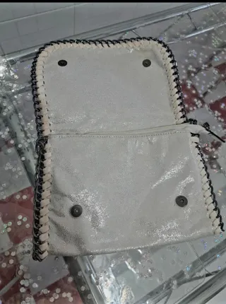 Borsetta bianca madreperlata con catena