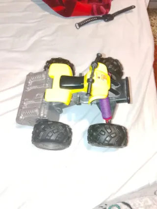 Coche de juguete todoterreno amarillo