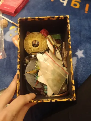 Gioielli assortiti: bracciali, collane, anelli