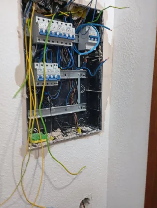 Electricista económico 24hs. Reparación fontaneria