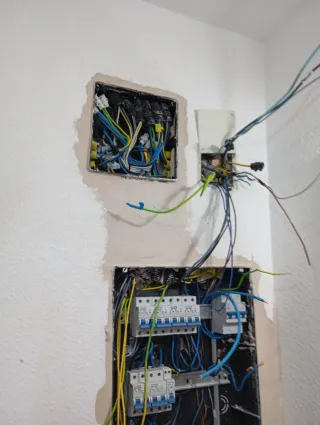 Electricista económico 24hs. Reparación fontaneria