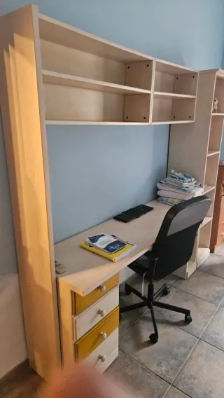 Escritorio con estantería y cajones
