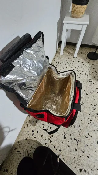 Mochila nevera con ruedas roja y negra