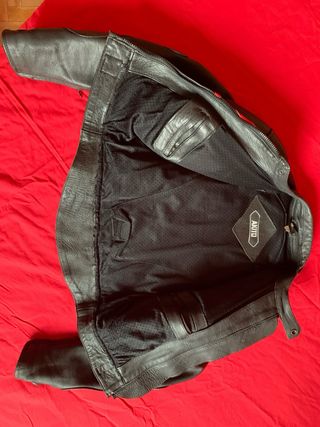 Chaqueta de cuero negra con detalles rojos