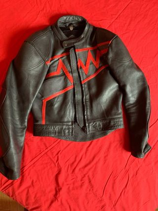 Chaqueta de cuero negra con detalles rojos