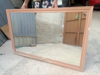 Espejo grande con marco de madera