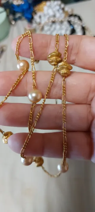 Collar de perlas y oro