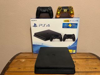 PS4 Slim 1TB + 2 Mandos + Caja