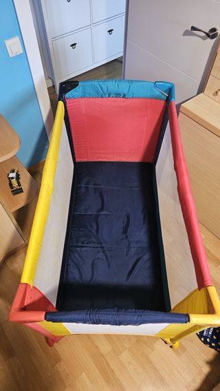 Cuna de viaje multicolor