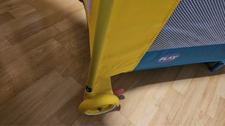 Cuna de viaje multicolor