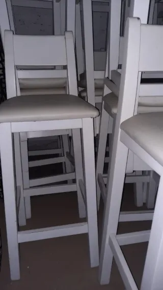 Sillas altas de madera y piel sintética