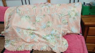 Mantel, cortinas y cojines de raso