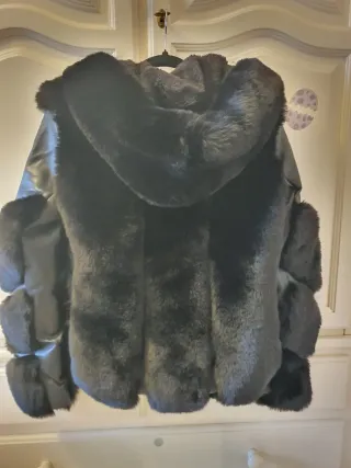 Chamarra de piel y pelo sintético negra