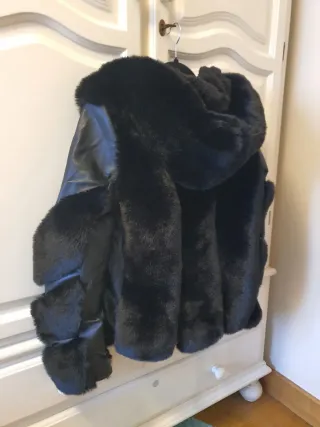Chamarra de piel y pelo sintético negra
