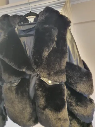 Chamarra de piel y pelo sintético negra