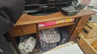 Escritorio de madera con cajones