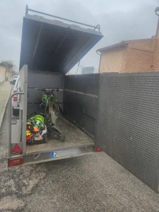 Remolque cerrado gris