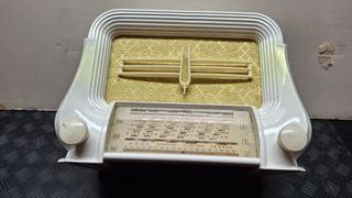 Radio antigua Blanca Pequeña