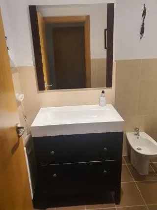 Mueble y espejo de baño Ikea negro y blanco