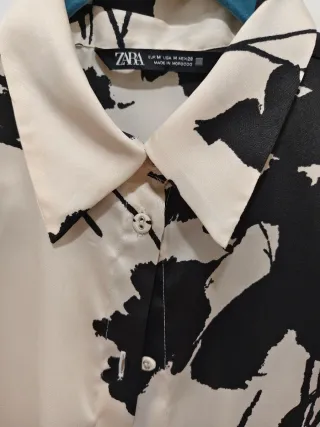 Camisa Zara satinada crema y negra Talla M
