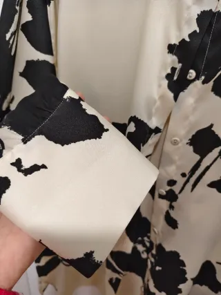 Camisa Zara satinada crema y negra Talla M