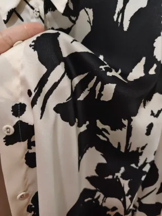 Camisa Zara satinada crema y negra Talla M