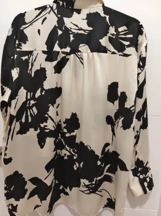 Camisa Zara satinada crema y negra Talla M
