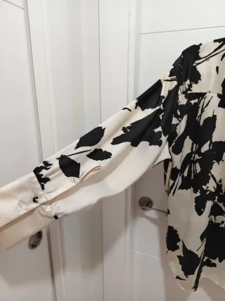 Camisa Zara satinada crema y negra Talla M