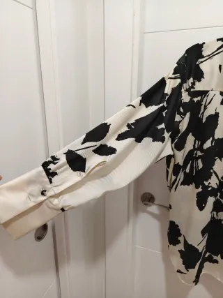 Camisa Zara satinada crema y negra Talla M