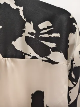 Camisa Zara satinada crema y negra Talla M