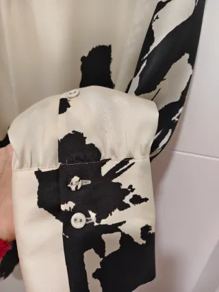 Camisa Zara satinada crema y negra Talla M