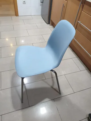 Tres sillas de cocina azules.