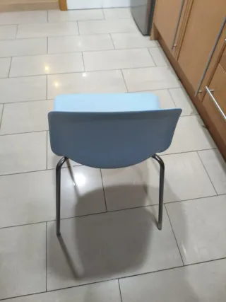 Tres sillas de cocina azules.