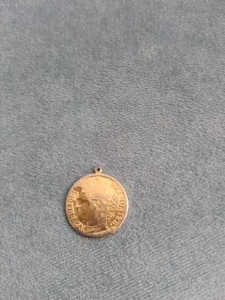 Moneda antigua echa colgante
