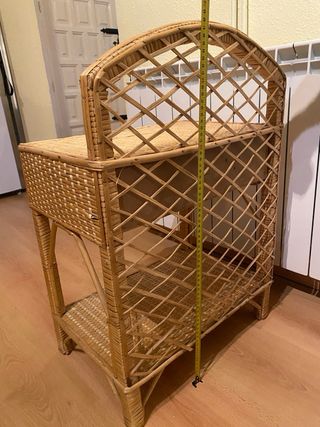 Mesita de noche de mimbre con cajón