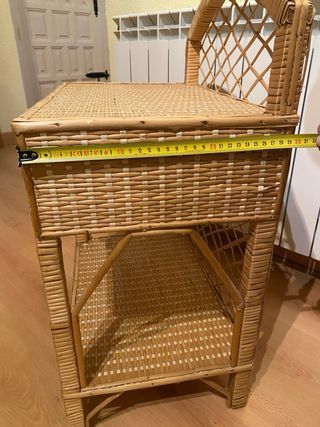 Mesita de noche de mimbre con cajón