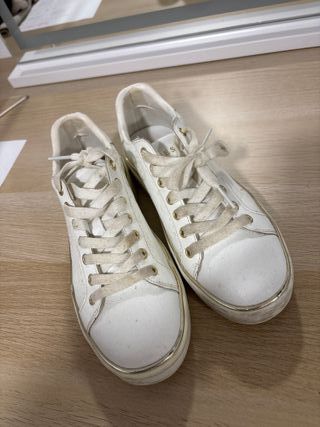 Zapatillas Guess Blancas y Doradas