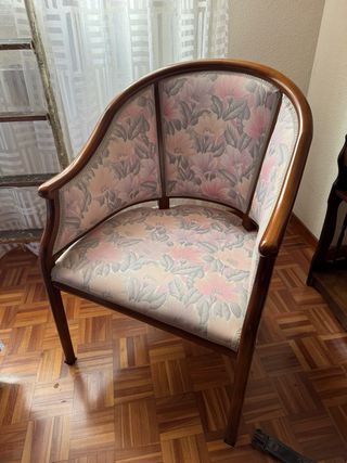 Dos sillas tapizadas florales
