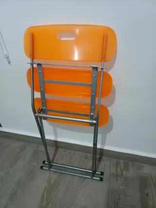 Silla plegable naranja y gris