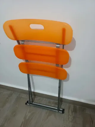 Silla plegable naranja y gris